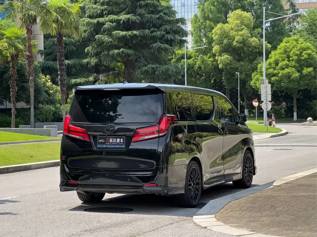 Toyota Alphard 2023 — фото 8