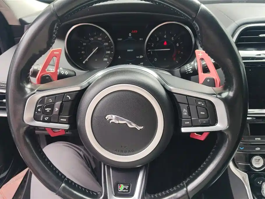 Jaguar XE 2017 — фото 15