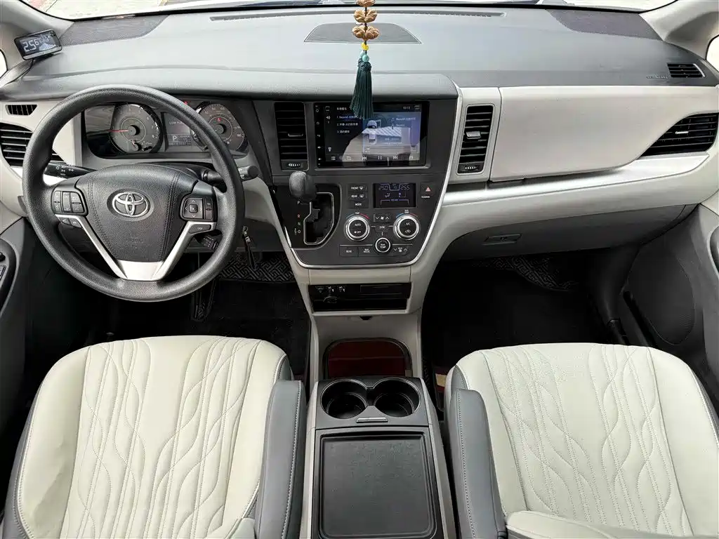 Toyota Sienna 2017 — фото 6