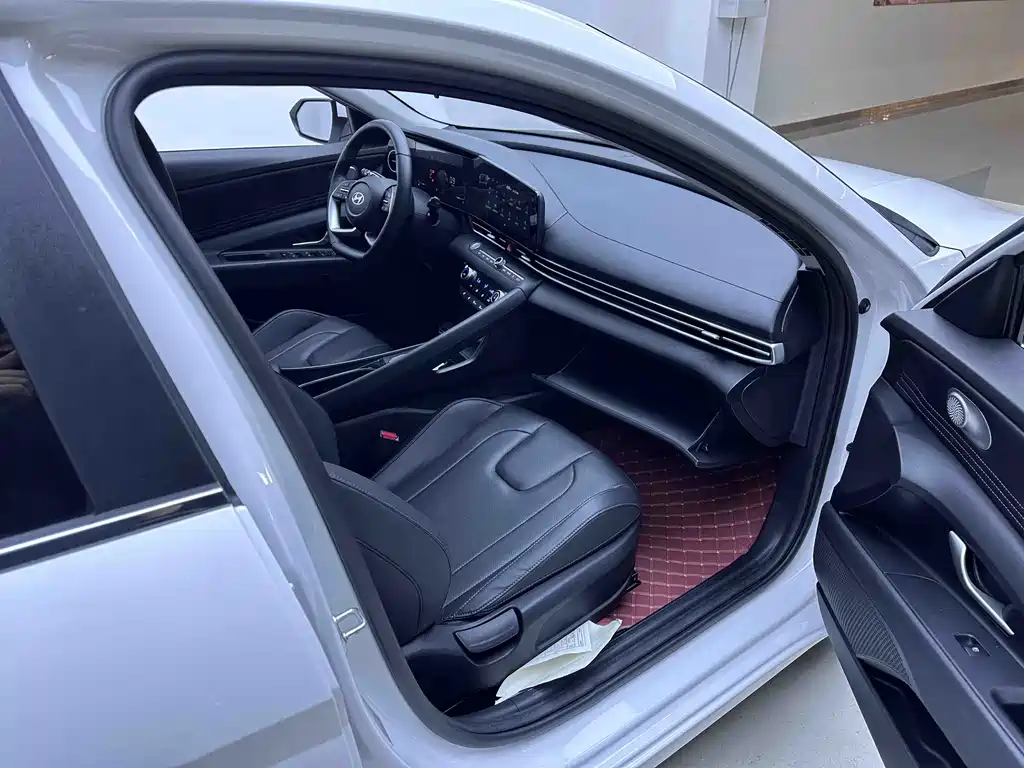 Hyundai Elantra 2023 — фото 10