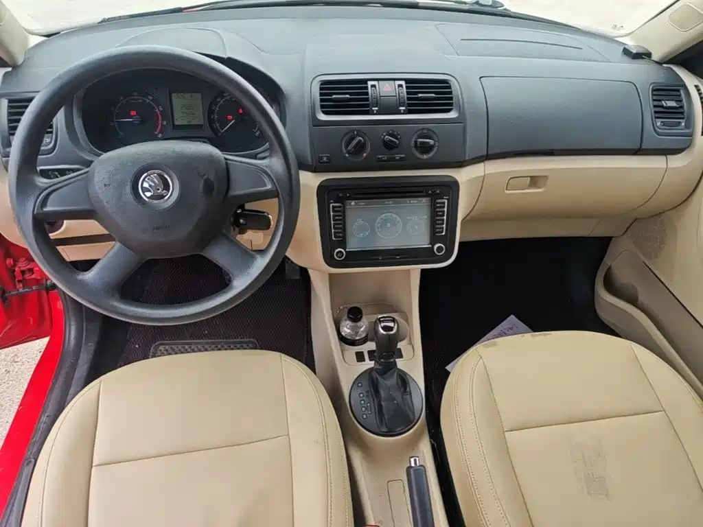 Skoda Fabia 2015 — фото 10