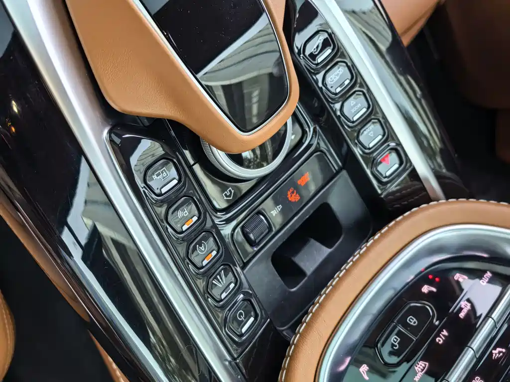 Aston Martin DBX 2022 — фото 19