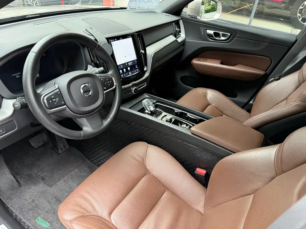 Volvo XC60 2022 — фото 10