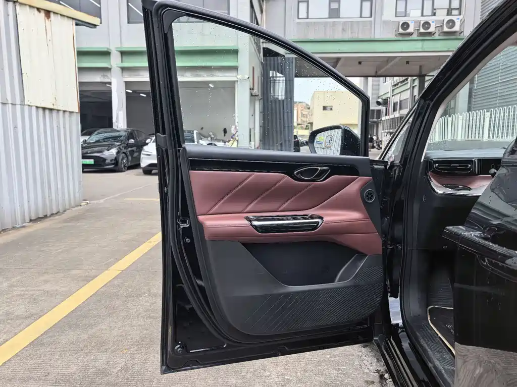 GAC Motor E8 PHEV 2024 — фото 10