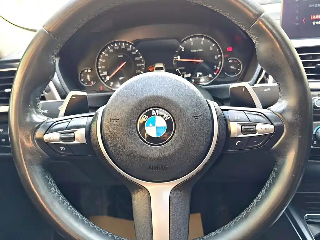 BMW 3 Series 2018 — фото 11