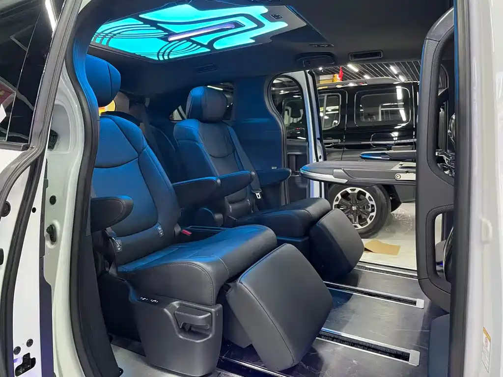 Toyota Sienna 2023 — фото 11