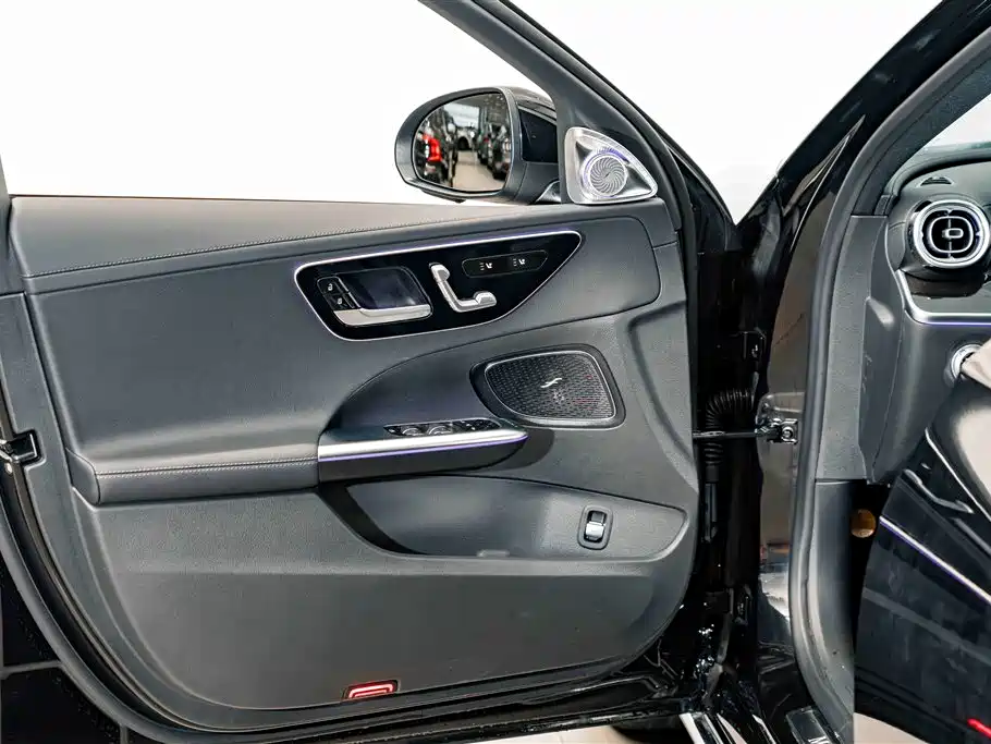 Mercedes-Benz C-Class 2025 — фото 17