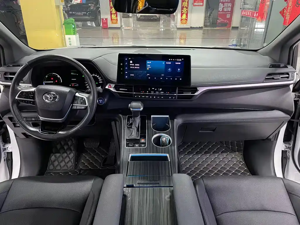 Toyota Sienna 2023 — фото 10
