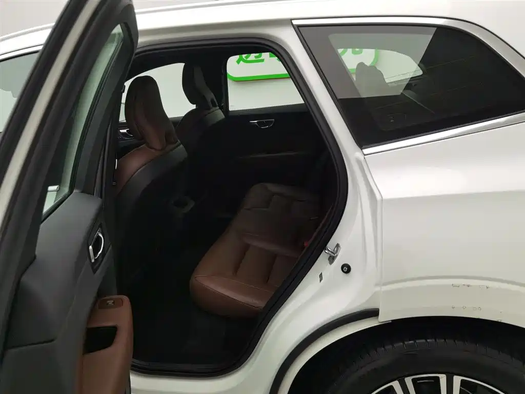 Volvo XC60 2022 — фото 15