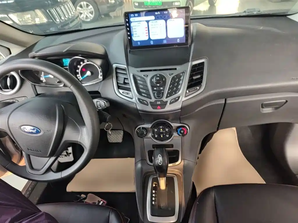 Ford Fiesta 2014 — фото 10