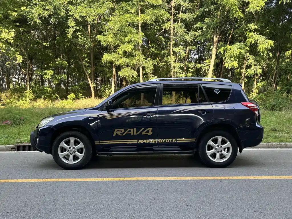 Toyota RAV4 2010 — фото 3