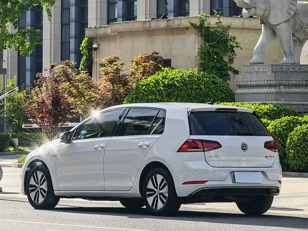 Volkswagen Golf EV 2021 — фото 3