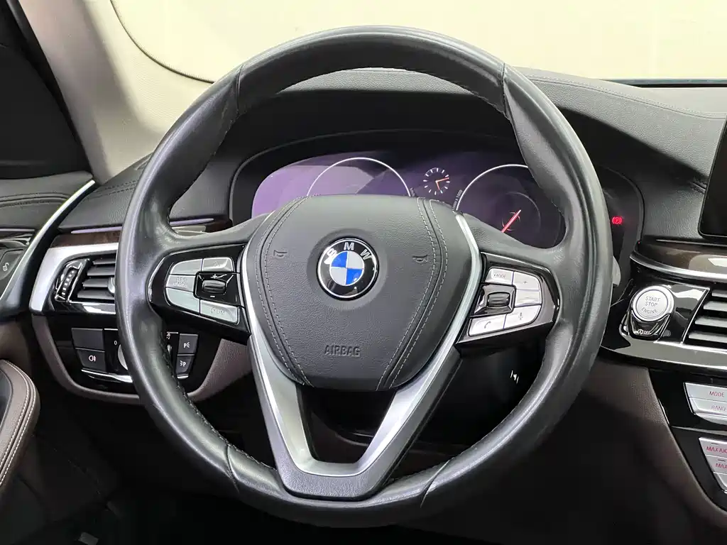 BMW 5 Series 2019 — фото 17
