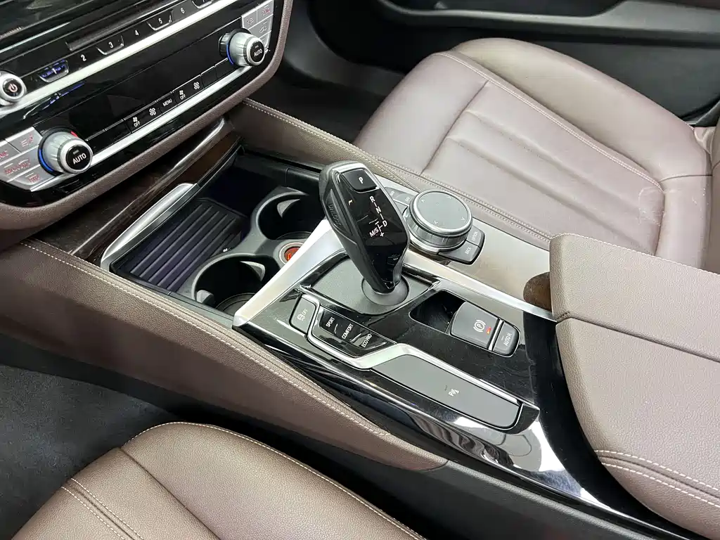 BMW 5 Series 2019 — фото 25