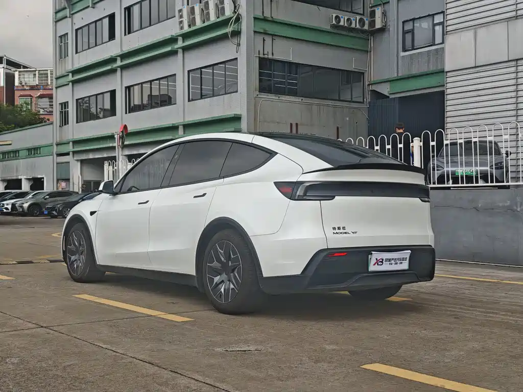 Tesla Model Y L 2025 — фото 17
