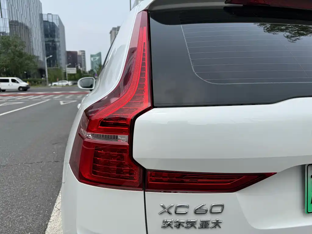 Volvo XC60 PHEV 2021 — фото 8