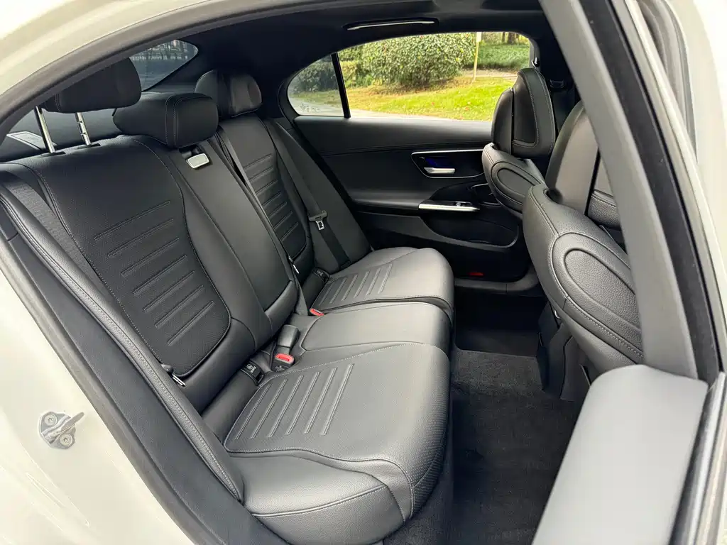 Mercedes-Benz C-Class 2023 — фото 7