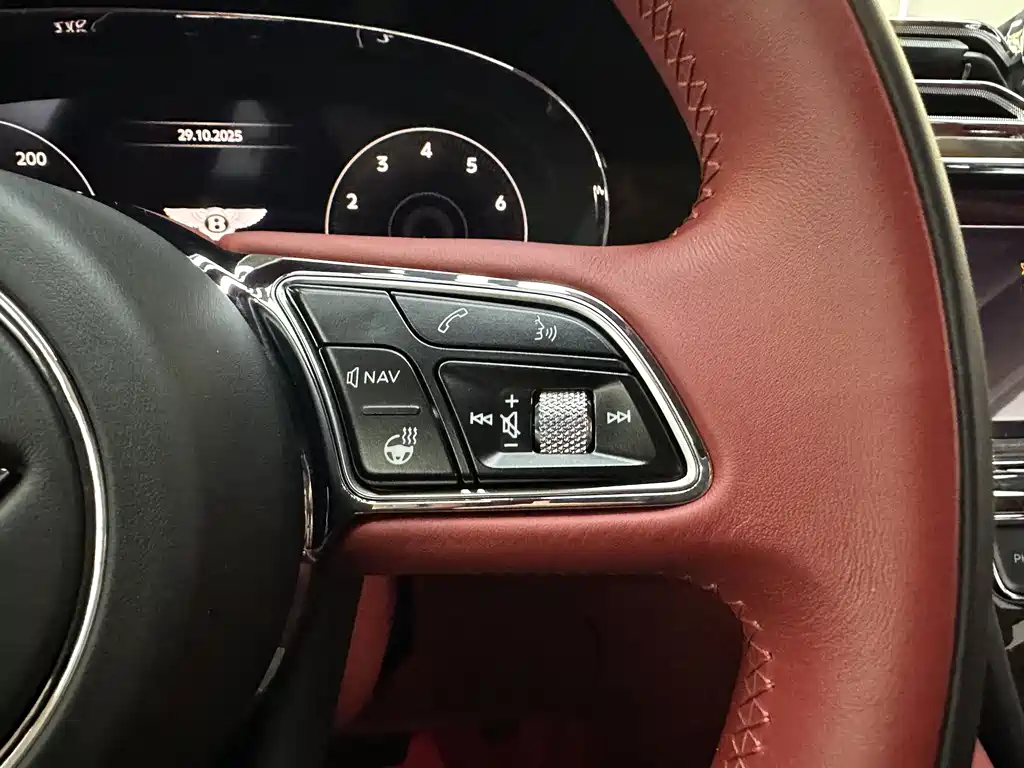 Bentley Bentayga 2021 — фото 13