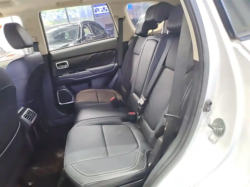 Mitsubishi Outlander 2020 — фото 17