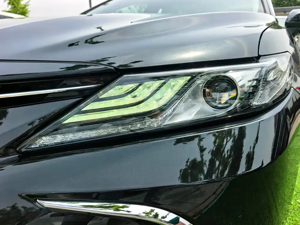 Toyota Camry 2023 — фото 2