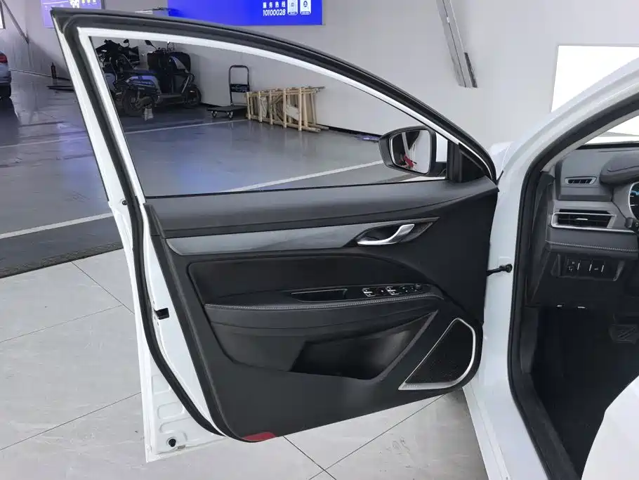 Geely Emgrand 2022