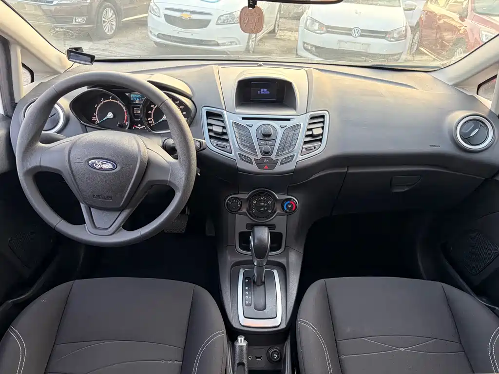 Ford Fiesta 2014 — фото 10