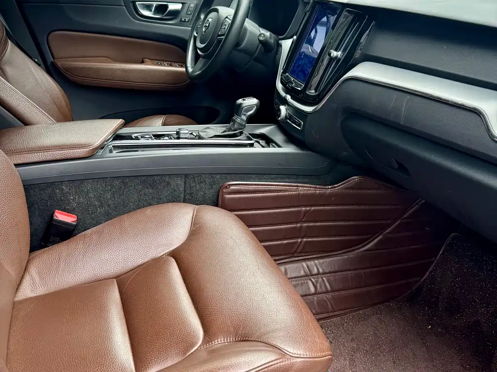 Volvo XC60 2021 — фото 11