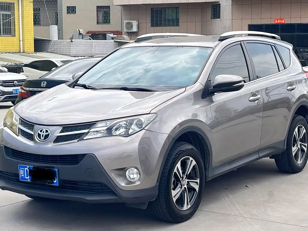 Toyota RAV4 2015 — фото 1