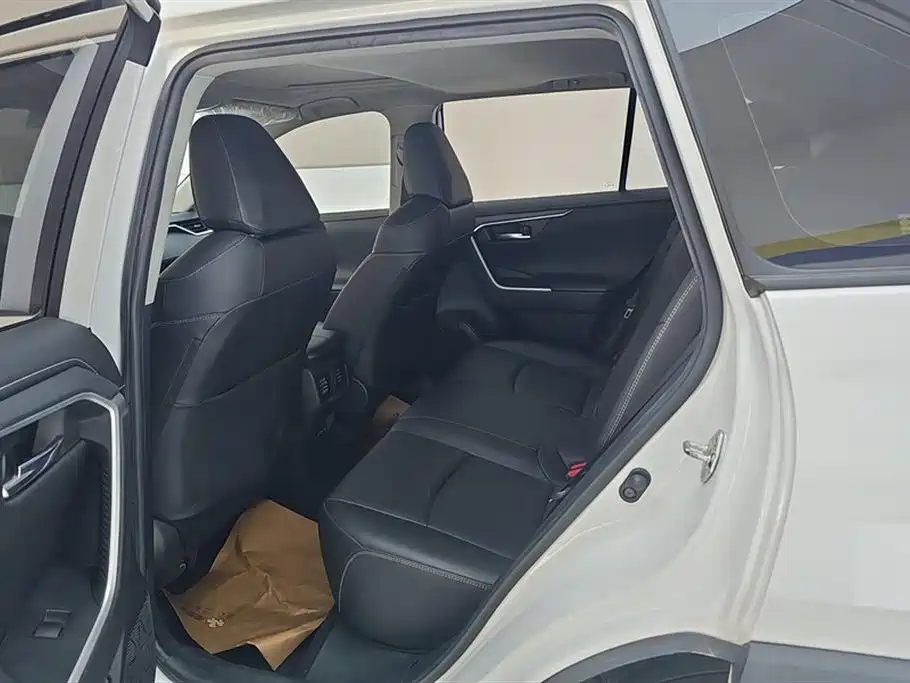 Toyota RAV4 2021 — фото 11