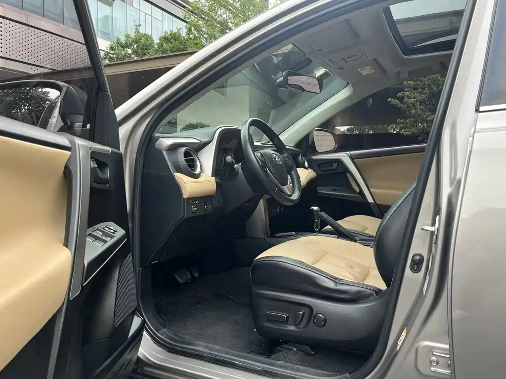 Toyota RAV4 2017 — фото 11