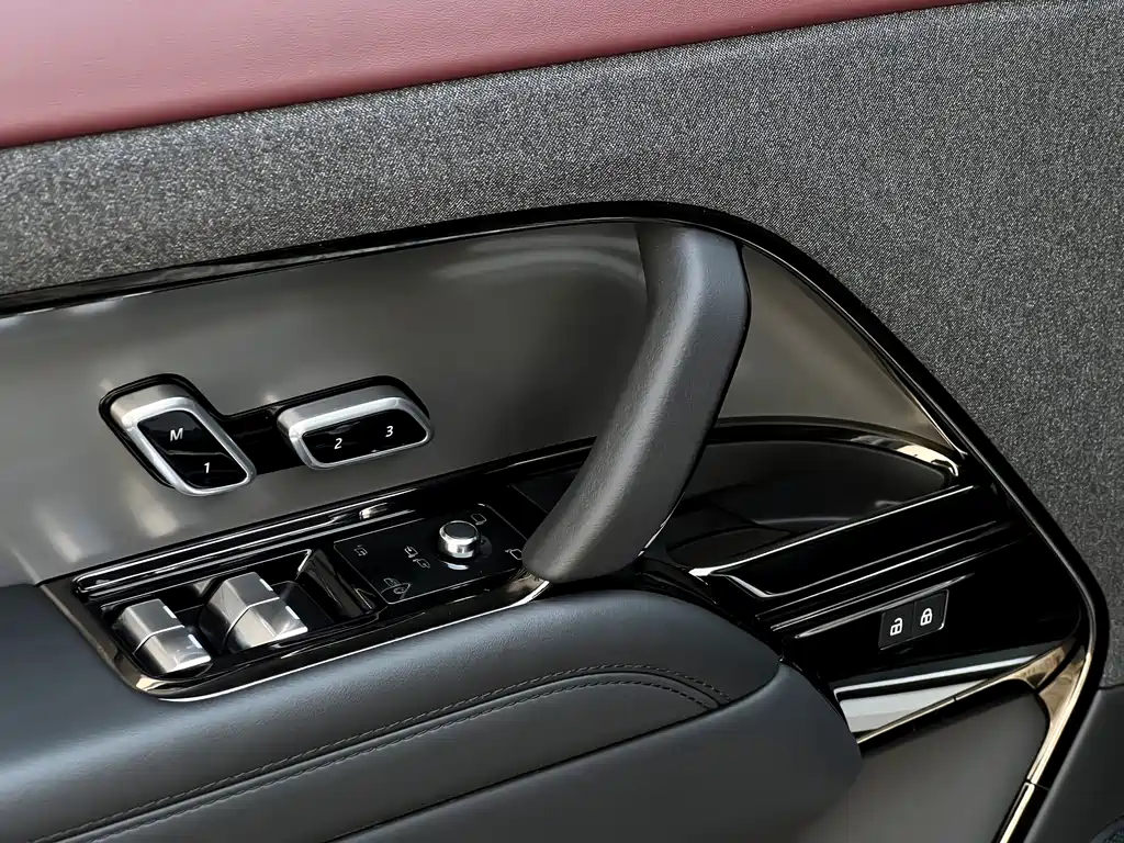 Land Rover Sport 2023 — фото 11