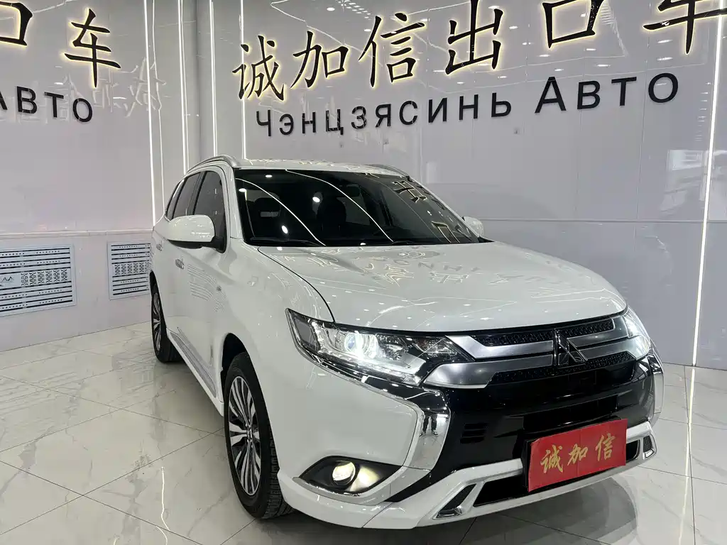 Mitsubishi Outlander 2022 — фото 3