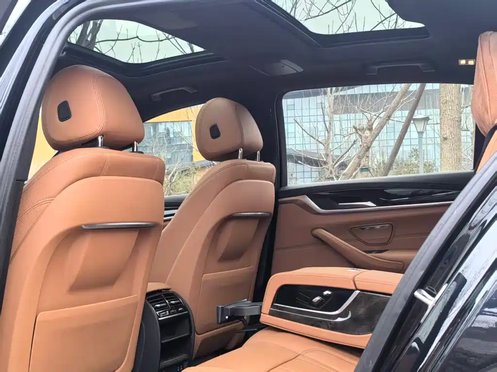 BMW 5 Series 2019 — фото 10
