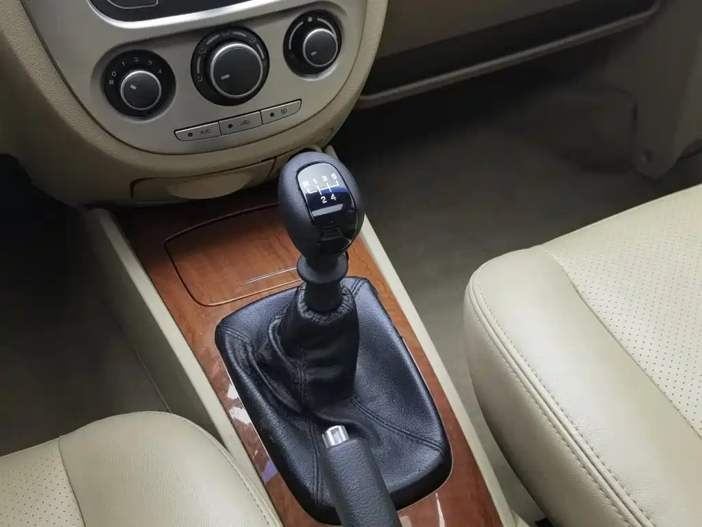 Buick Excelle 2015 — фото 13