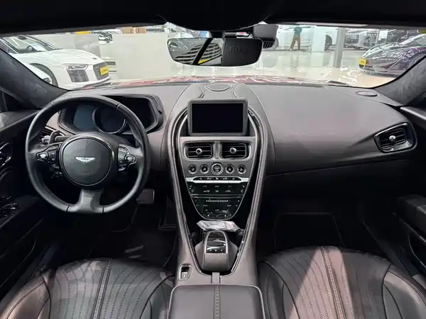 Aston Martin DB11 2017
