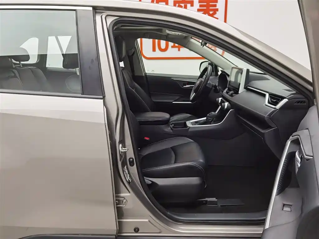 Toyota RAV4 2020 — фото 23