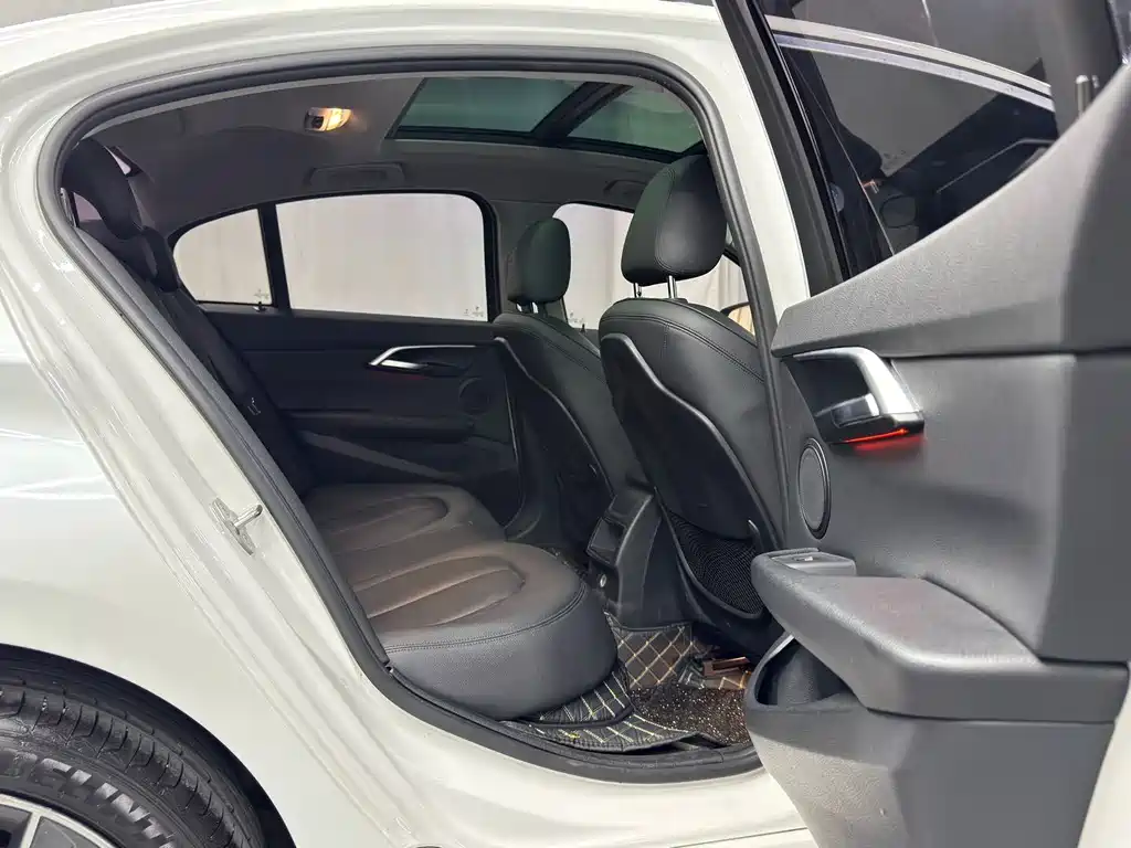 BMW 1 Series 2018 — фото 14