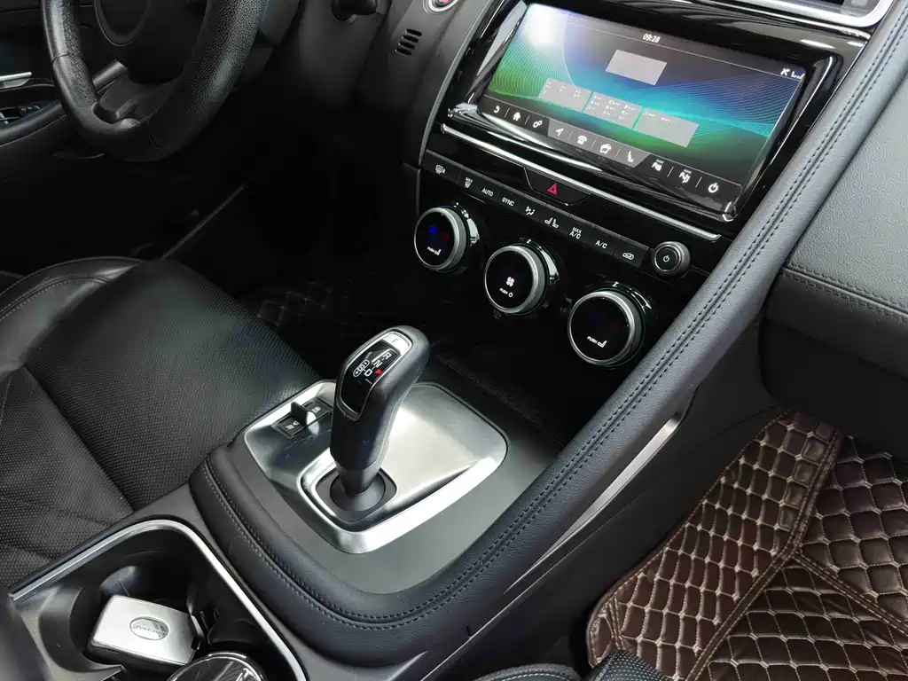 Jaguar E-PACE 2020 — фото 18
