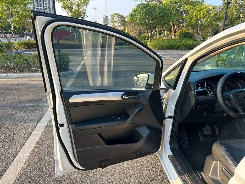 Volkswagen Touran 2018 — фото 19
