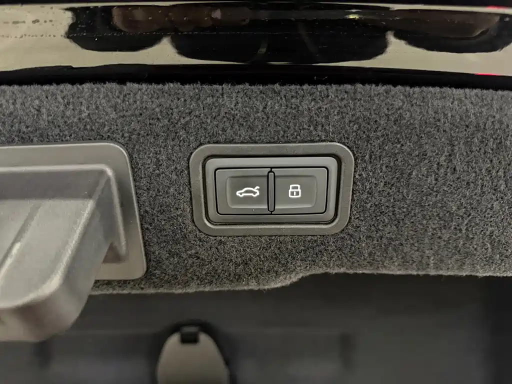 Audi A8 2022 — фото 10