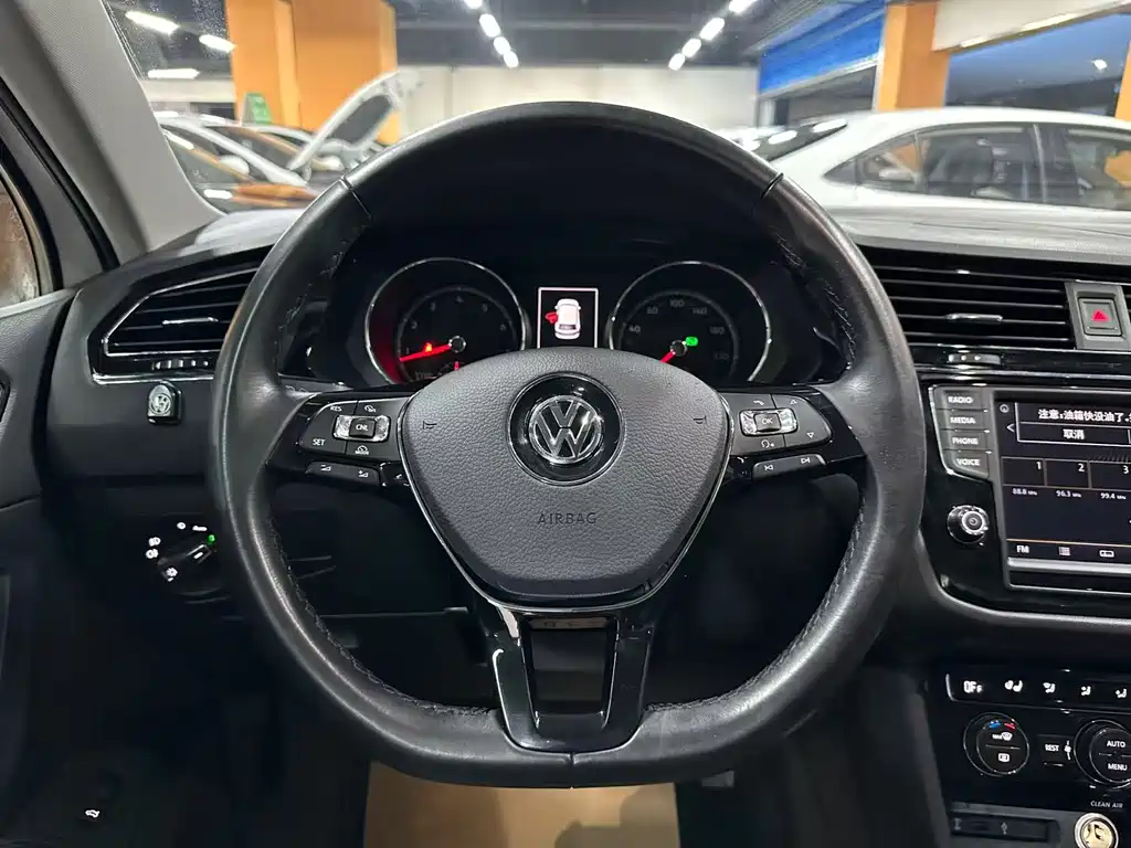Volkswagen Tiguan L 2018 — фото 10