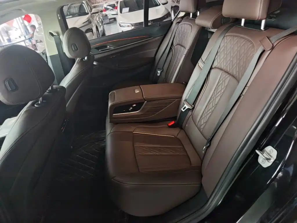 BMW 5 Series 2018 — фото 17