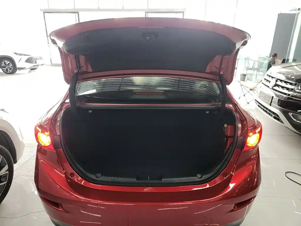 Mazda 3 Axela 2018 — фото 19