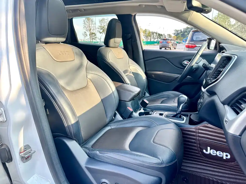 Jeep Cherokee 2018 — фото 21