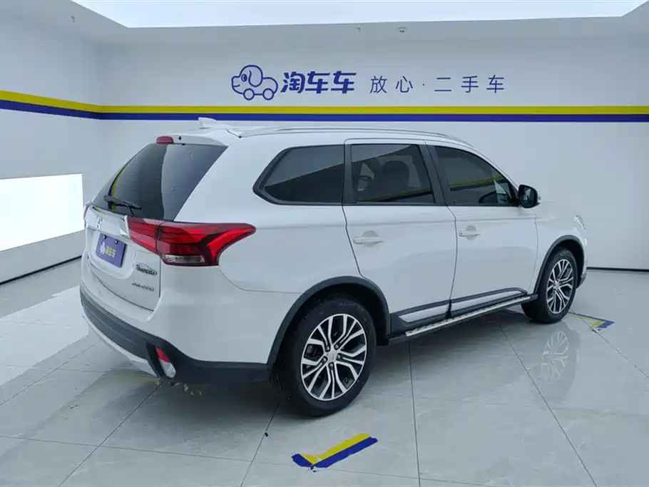 Mitsubishi Outlander 2018 — фото 3