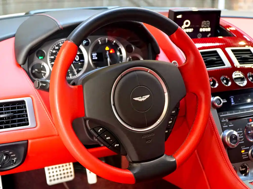 Aston Martin DB9 2015 — фото 13