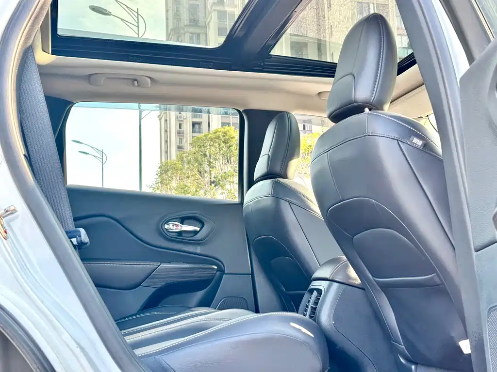 Jeep Cherokee 2018 — фото 26