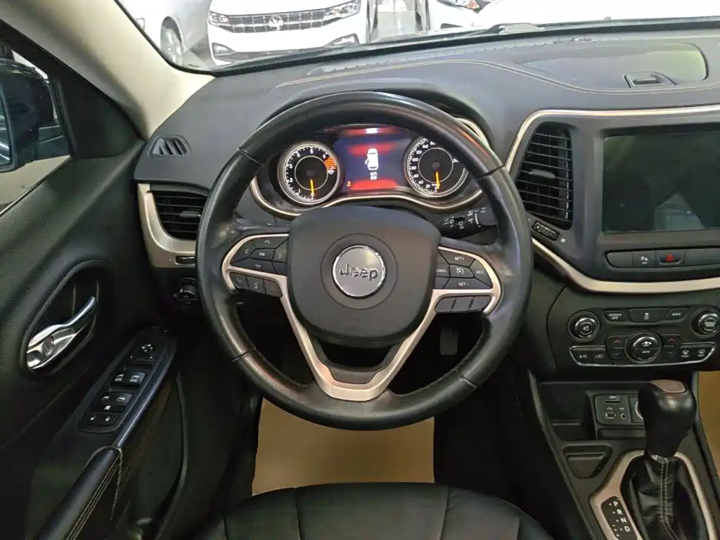 Jeep Cherokee 2017 — фото 11