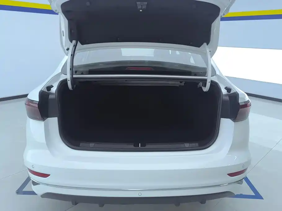 Geely Emgrand 2022