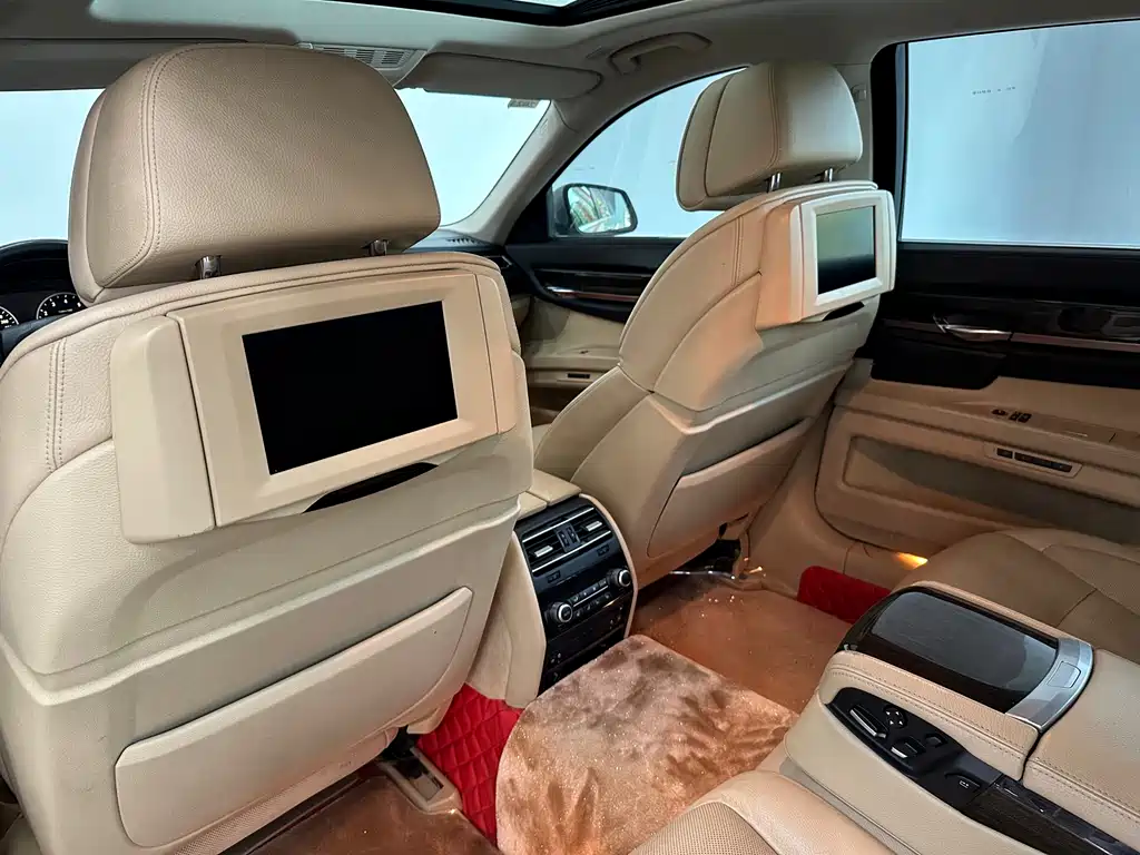BMW 7 Series 2012 — фото 16